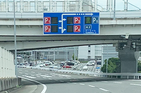 車でホテル受付までの案内写真