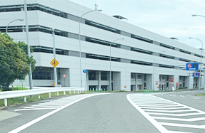 車でホテル受付までの案内写真