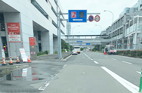 車でホテル受付までの案内写真